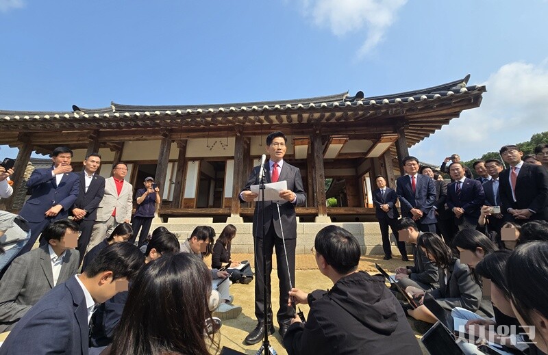 김문수 후보는 25일 충북 옥천군 고(故) 육영수 여사 생가에서 참배를 마친 뒤 정치 현안에 대한 입장을 발표했다. / 옥천=김두완 기자