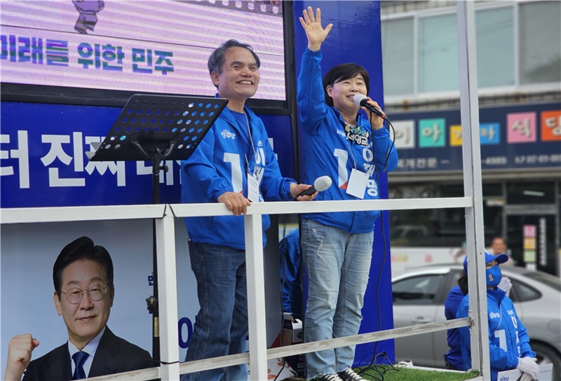 사진은 영주 공설시장에서 유세중인 박규환 경북 영주·영양·봉화 지역위원장, 서영교(우측) 대구·경북 골목골목 선대위원장의 모습 / 서영교 의원실