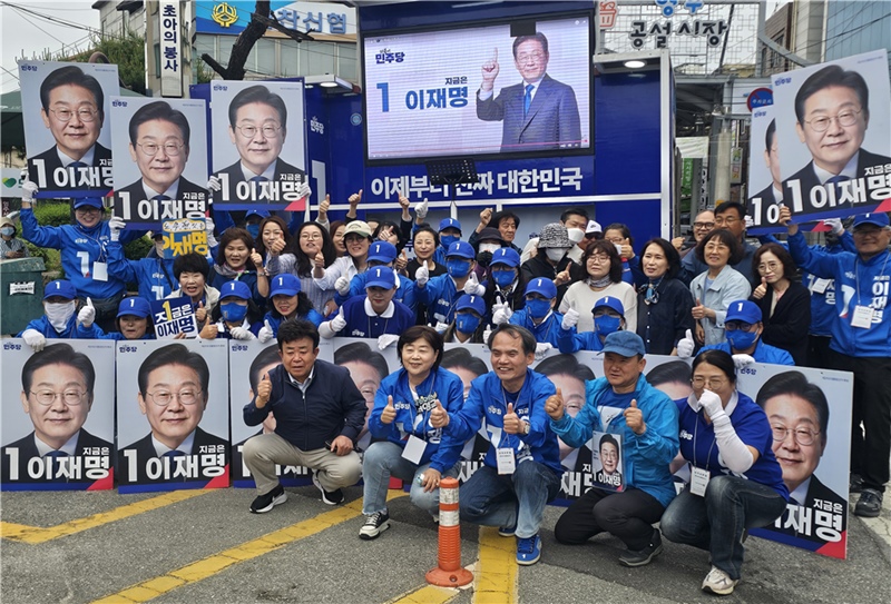 서영교 의원이 유세 후 영주시민들, 경북 영주·영양·봉화지역위원회와 함께 기념사진을 촬영하고 있다. / 서영교 의원실