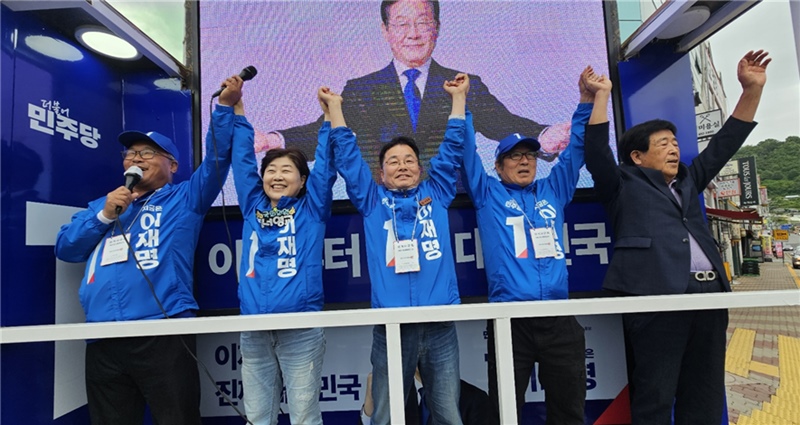 예천 중앙시장에서 유세중인 (사진 좌로부터) 이종각 운동원, 서영교 대구·경북 골목골목 선대위원장, 이동화 예천군의원, 김상연 안동시민광장 회장, 유해성 전 민주평통회장의 모습. / 서영교 의원실