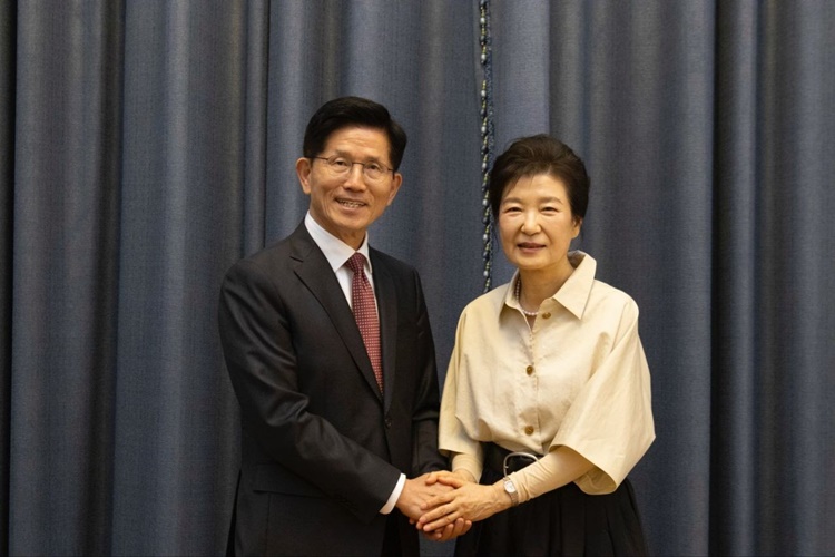 김문수 국민의힘 대선 후보가 지난 24일 대구 달성읍 박근혜 전 대통령 사저에서 박 전 대통령을 예방하고 있다.  /뉴시스