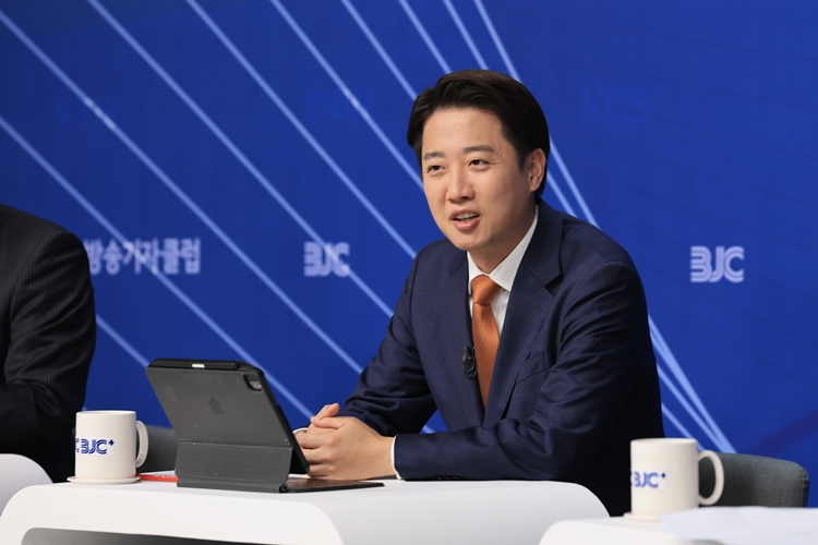 이준석 개혁신당 대선 후보가 26일 오전 서울 양천구 한국방송회관에서 열린 한국방송기자클럽 초청 토론회에 참석해 있다. (공동취재) / 뉴시스