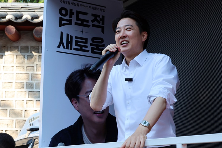 26일 이준석 개혁신당 대선 후보는 ‘웹보드게임 결제 한도 규제 개선 의향’에 대한 게임기자단 서면질의에 “규제의 방식이 사전 차단형에서 사후 책임형으로 바뀌어야 한다”고 밝혔다. 사진은 이준석 대선 후보가 지난 25일 서울 종로구 종묘 인근 서순라길에서 유세하는 모습. / 뉴시스