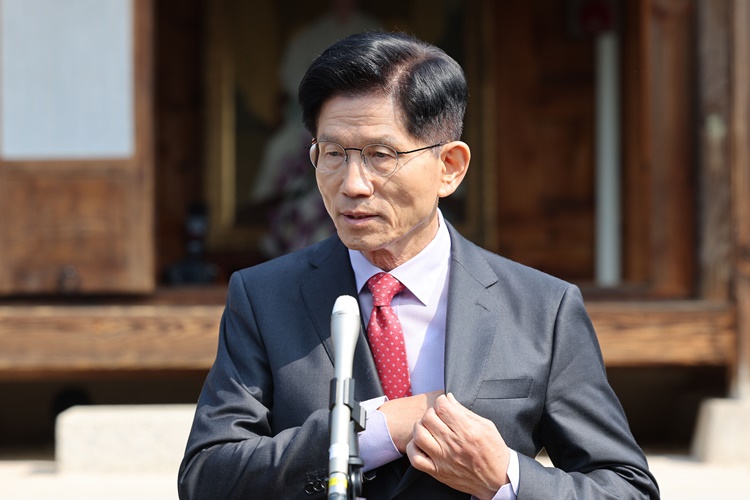 김문수 국민의힘 대선 후보가 지난 25일 오전 충북 옥천군 고(故) 육영수 여사 생가를 방문해 입장발표를 하기 위해 발표문을 꺼내고 있다.  /뉴시스