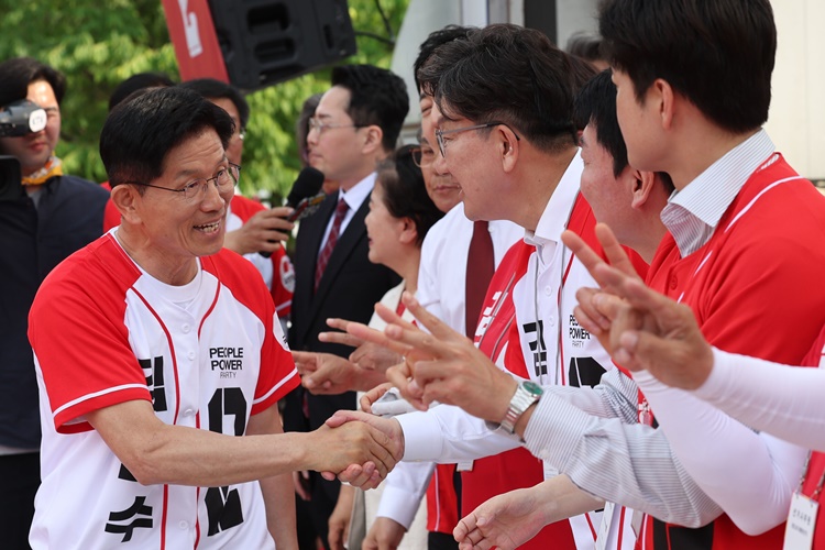 김문수 국민의힘 대선 후보가 26일 경기 용인시 죽전역 인근에서 열린 집중유세에서 권성동 원내대표와 인사하고 있다. /뉴시스