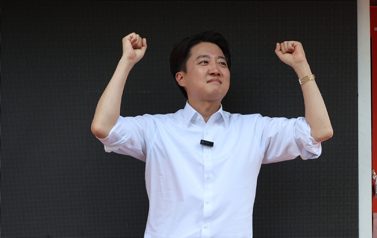 이준석 개혁신당 대통령선거 후보가 25일 서울 종로구 종묘 인근 서순라길에서 유세 도중 시민들에게 인사하고 있다.(공동취재) / 뉴시스