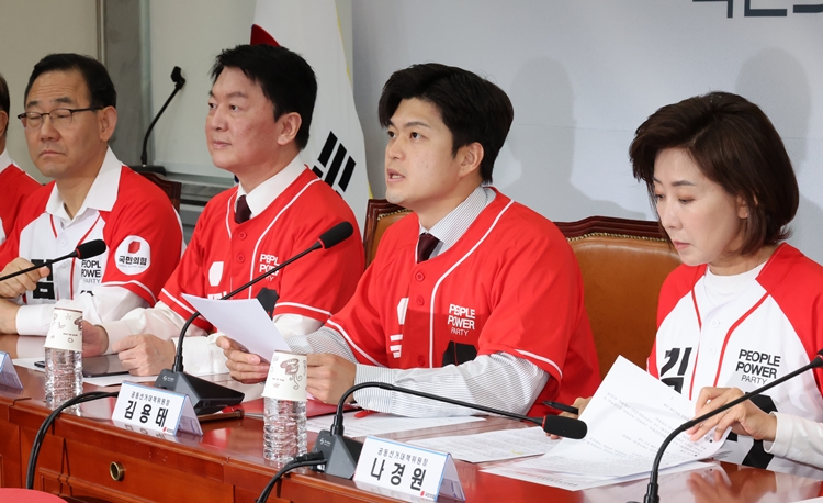 김용태(왼쪽 세 번째) 국민의힘 비상대책위원장이 26일 오전 서울 여의도 국회에서 열린 중앙선거대책위원회의에서 발언하고 있다. / 뉴시스