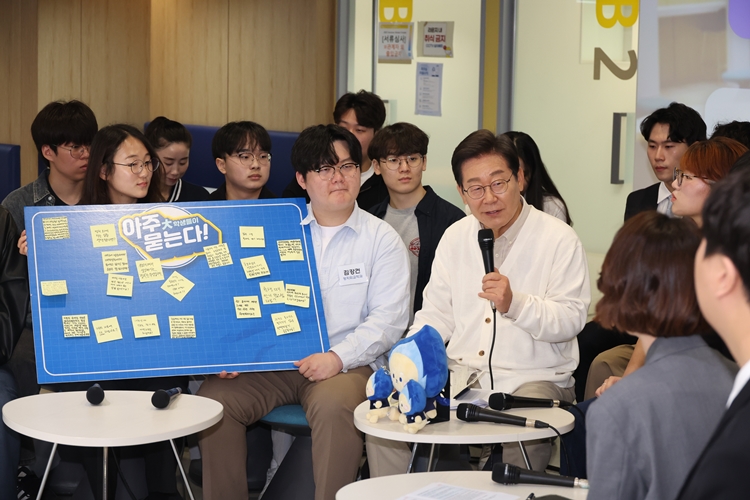 이재명 더불어민주당 대선 후보가 26일 경기 수원시 영통구 아주대학교 혁신공유라운지에서 열린 대학생 간담회에서 참석자들의 질문에 답변하고 있다. / 뉴시스
