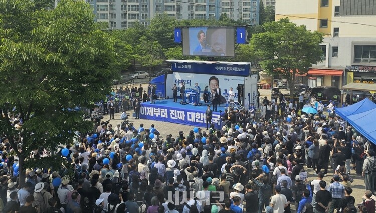 이재명 더불어민주당 대선 후보가 26일 경기 용인시 단국대학교 정문 앞에서 유세를 진행하고 있다. / 전두성 기자