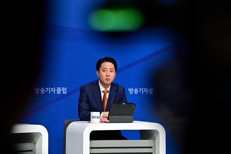 이준석 개혁신당 대선 후보가 지난 26일 오전 서울 양천구 한국방송회관에서 열린 한국방송기자클럽 초청 토론회에 참석해 있다.  /뉴시스