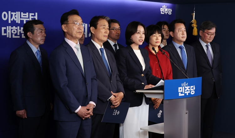 허은아(앞줄 왼쪽 세 번째) 전 개혁신당 대표 등 이재명 대선후보 지지를 선언한 보수측 인사들이 27일 오전 서울 여의도 중앙당사에서 진짜보수 민주보수 공동선언문을 발표하고 있다. 이날 선언문 발표에는 조용수 전 해병대 2사단장, 이종호 전 해군참모총장, 이인기 전 의원, 허은아 전 개혁신당 대표, 권오을, 최연숙, 김용남 전 의원, 전광우 이명박 정부 초대 금융위원장, 김현섭 전 777사령관, 김신양 전 국민의힘 중앙대학생위원회 위원이 함께했다. / 뉴시스