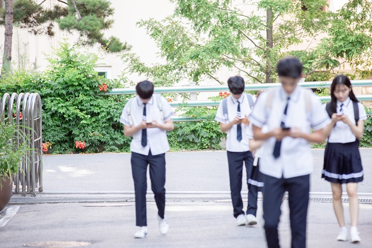 '2025 청소년 통계'에 따르면, 청소년 10명 중 4명은 스마트폰 과의존 위험군이다. / 게티이미지뱅크
