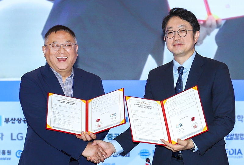 27일 LG전자는 서울대학교 블루카본사업단과 ‘블루카본(Blue Carbon) 산업 활성화를 위한 기술 교류’ 업무 협약을 체결했다고 밝혔다. 협약식은 지난 26일 진행됐다. (왼쪽부터) 서울대학교 블루카본사업단 김종성 단장과 LG전자 김영석 HS기능성소재사업실장./ LG전자