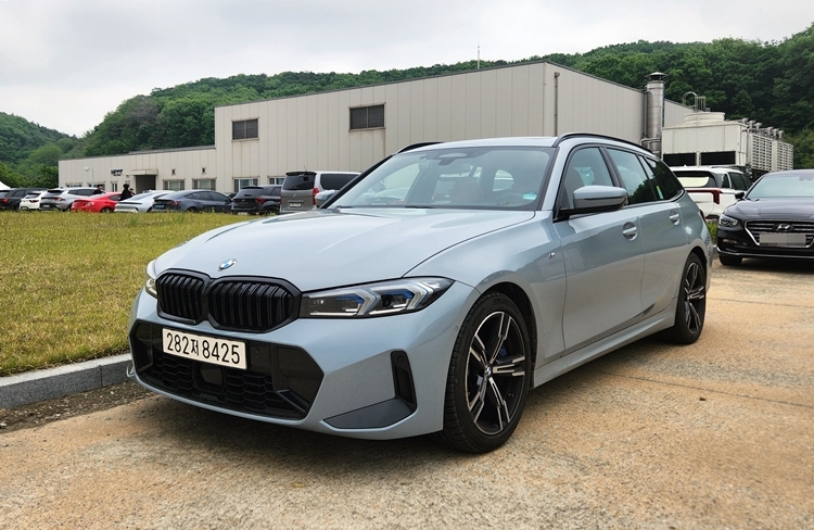 BMW 3시리즈 왜건 모델인 320i 투어링은 세단의 성격을 지녔으면서도 SUV의 적재함 활용성을 함께 갖춘 다재다능한 모델이다. / 제갈민 기자