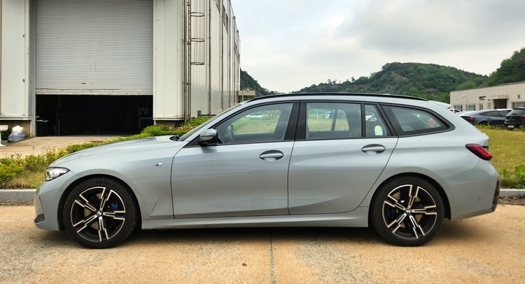 BMW 320i 투어링은 빠른 주행을 할 때도 세단을 운전하는 것처럼 안정적이다. / 제갈민 기자