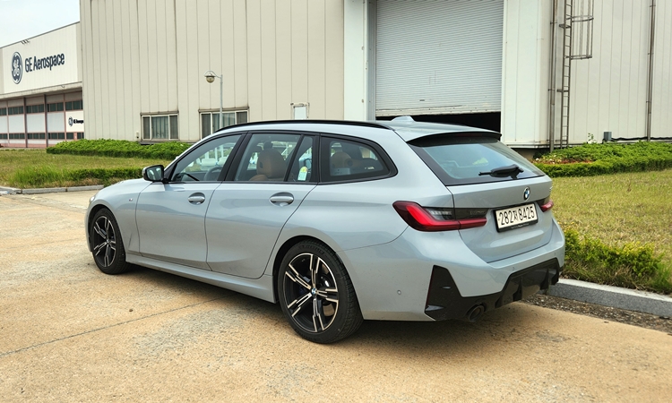 BMW 320i 투어링은 루프라인을 연장하고 D필러 덕에 차체가 더 길게 보인다. / 제갈민 기자