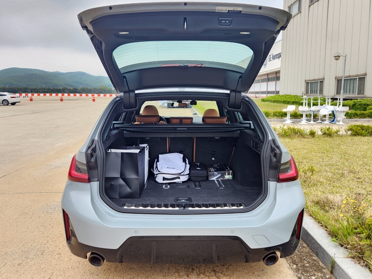 BMW 320i 투어링 트렁크는 공간이 여유롭다. / 제갈민 기자