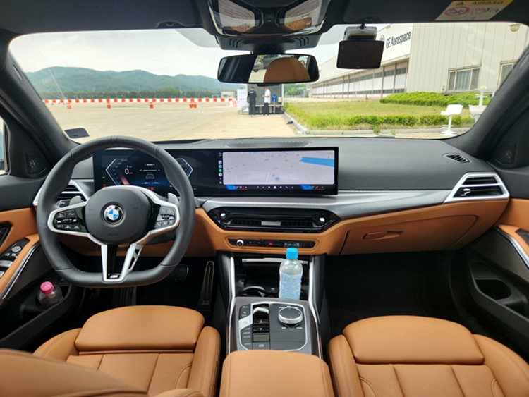 BMW 320i 투어링 실내는 깔끔하고 세련미가 돋보인다. / 제갈민 기자