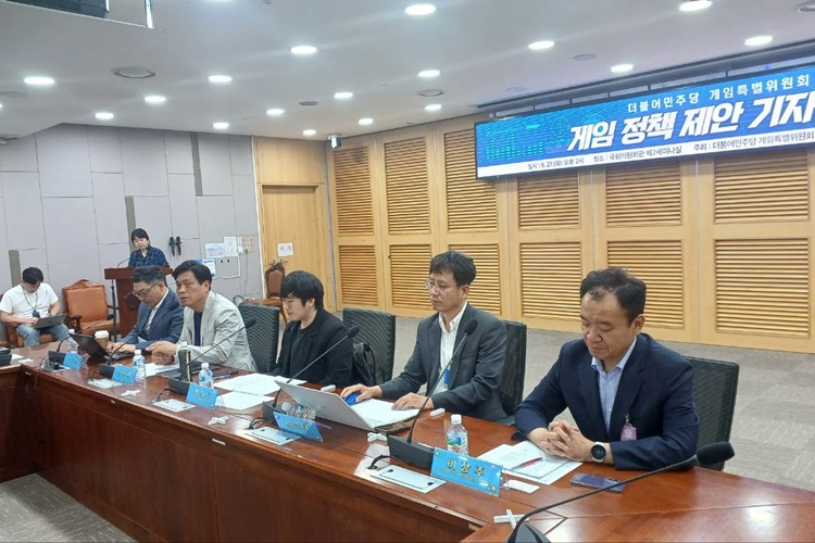 27일 더불어민주당 게임특위는 국회의원회관에서 게임 정책 제안 기자간담회를 열고 게임산업 진흥 방안을 공유했다. 사진은 (왼쪽부터) 한승용 CSO , 조승래 민주당 의원 , 황희두 게임특위 공동위원장, 김정태 게임특위 부위원장 , 이장주 게임특위 부위원장 등이 기자간담회에 참석한 모습. / 조윤찬 기자