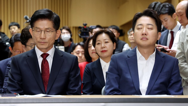 김문수 국민의힘 대선 후보와 이준석 개혁신당 대선 후보가 지난 19일 오전 서울 중구 서울시청에서 열린 '약자와 동행하는 서울' 토론회에 참석해 있다.  /뉴시스