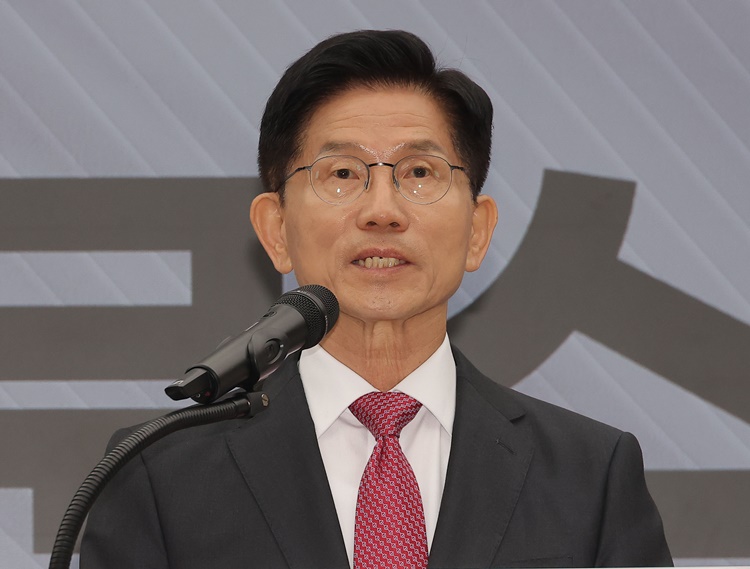 김문수 국민의힘 대선 후보가 지난 27일 서울 여의도 국민의힘 중앙당사에서 국토 발전 관련 공약발표 기자회견을 하고 있다. /뉴시스