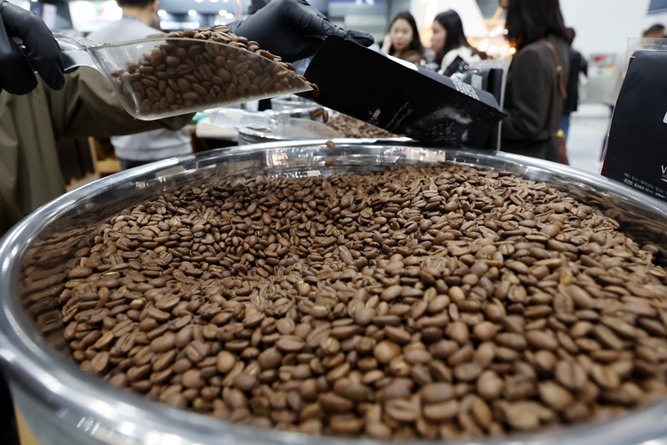 올해 들어서부터 이번 달까지 대형 프랜차이즈와 저가 커피 프랜차이즈를 비롯해 믹스‧캡슐 커피까지 커피 업계서 잇따른 가격 인상이 발표되고 있다. / 뉴시스