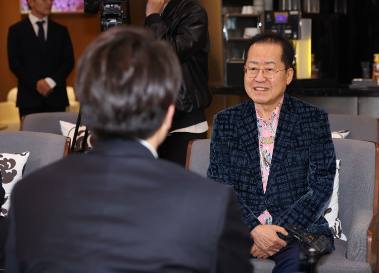 홍준표 전 대구시장이 지난 10일 오후 인천국제공항 제1여객터미널에서 미국 출국을 앞두고 배웅온 이준석 개혁신당 대선후보와 대화를 하고 있다.  /뉴시스