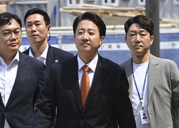 이준석 개혁신당 대선 후보가 29일 오전 경기 화성시 동탄9동 행정복지센터에 마련된 사전투표소에로 향하고 있다. (공동취재) / 뉴시스