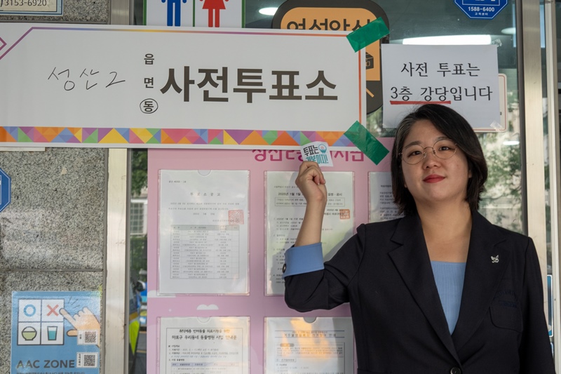 용혜인 기본소득당 대표는 29일 오전 9시 마포구 성산2동주민센터에서 ‘응원봉 연대’를 이뤄낸 2030여성들과 함께 사전투표를 진행했다. / 용혜인 의원실