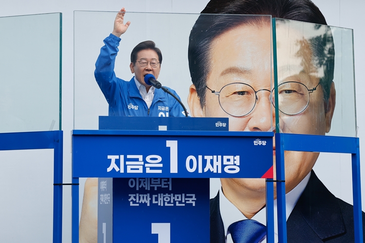 이재명 더불어민주당 대선 후보가 제21대 대통령선거 사전투표 첫날인 29일 오후 서울 송파구 잠실야구장 앞 광장에서 유세를 하고 있다. / 뉴시스