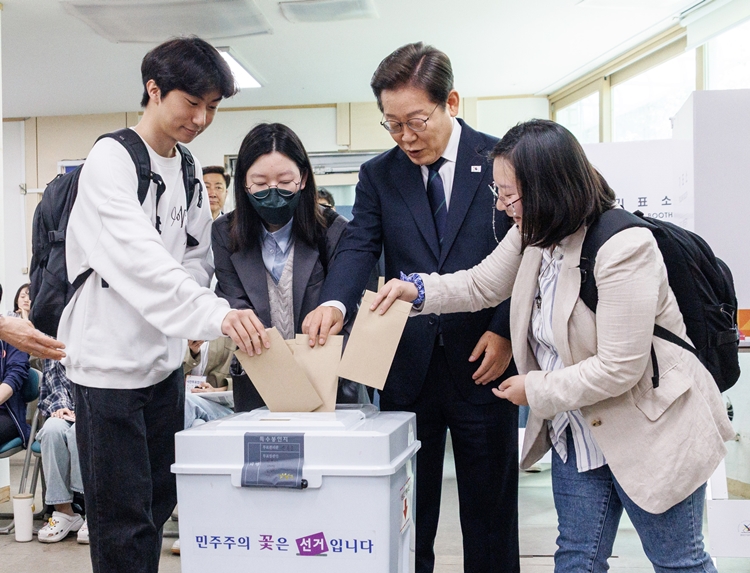 이재명 더불어민주당 대선후보가 제21대 대통령 선거 사전투표 첫날인 29일 서울 서대문구 신촌동 주민센터 투표소에서 청년들과 함께 사전투표를 하고 있다. / 뉴시스