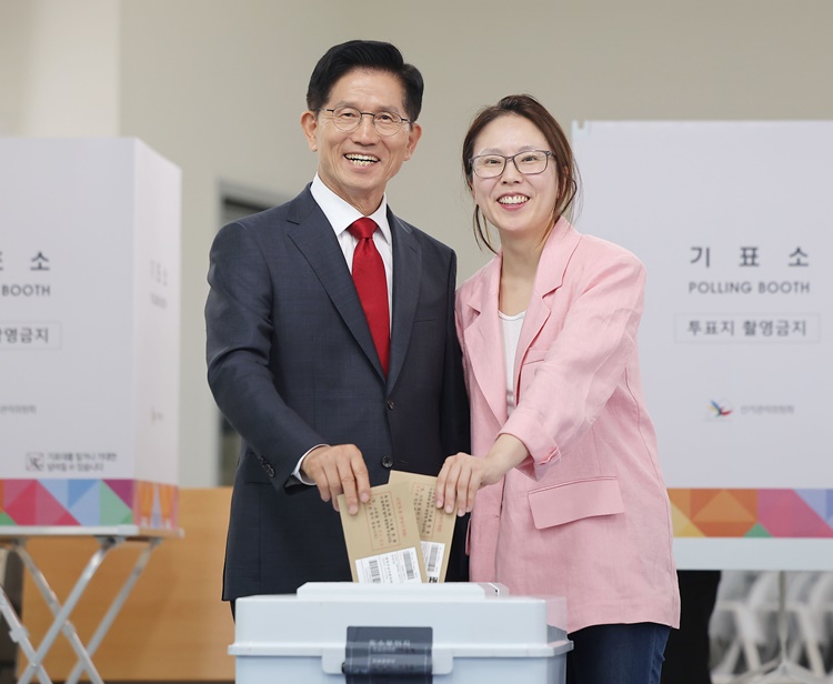 김문수 국민의힘 대선 후보가 29일 인천 계양구 계양1동 주민센터에서 딸 김동주 씨와 사전투표를 하고 있다. /뉴시스
