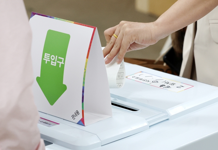 유권자들이 제21대 대통령 선거 사전투표 이틀째인 30일 오전 서울 서대문구 구 신촌동주민센터에 마련된 사전투표소에서 투표를 하고 있다. / 뉴시스