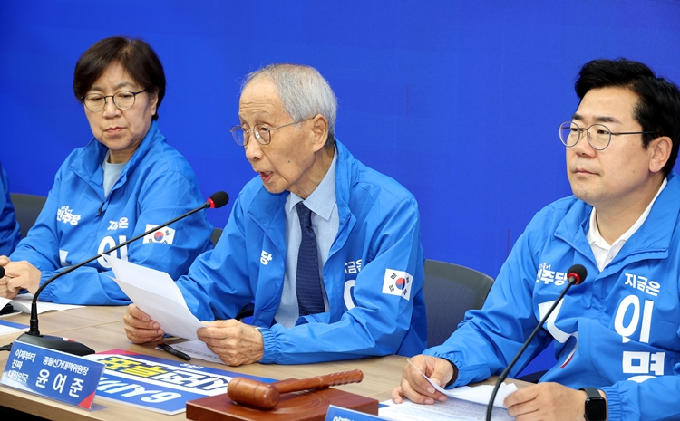 윤여준 더불어민주당 상임총괄선거대책위원장이 30일 오전 서울 여의도 중앙당사에서 열린 중앙선거대책위원회의에서 발언을 하고 있다. / 뉴시스