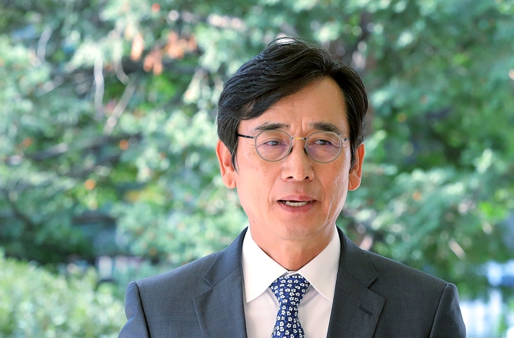 유시민 전 노무현재단 이사장이 김문수 국민의힘 대선 후보 아내 설난영씨에 대해 “제정신이 아니다”라고 발언해 파문이 일고 있다. 국민의힘은 노동자와 여성에 대한 차별적 발언이라며 맹공을 퍼부었다. / 뉴시스