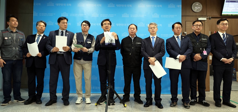 사진은 정일영(가운데) 더불어민주당 내란은폐 및 알박기 인사 저지 특별위원회 위원장과 한국마사회 노동조합원들이 지난 4월 28일 오전 서울 여의도 국회 소통관에서 열린 ‘한덕수 대통령 권한대행 국무총리 한국마사회 회장 등 공공기관 알박기 인사를 중단 촉구’ 기자회견을 마치고 취재진의 질문에 답변하고 있는 모습. / 뉴시스