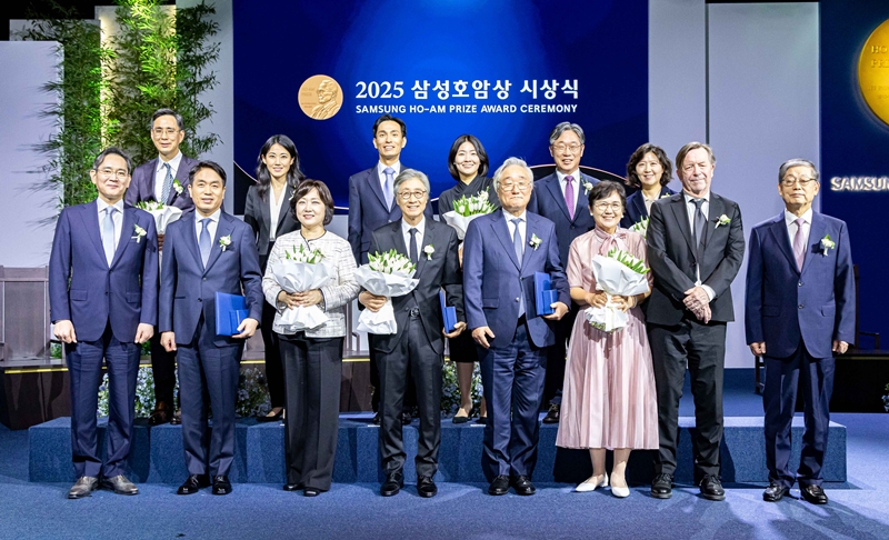 호암재단은 ‘2025년도 제35회 삼성호암상 시상식’을 30일 서울신라호텔 다이너스티홀에서 개최했다고 밝혔다. 이재용 삼성전자 회장(사진 왼쪽 앞쪽)은 시상식에 직접 참석해 수상자들을 격려했다. 호암상 시상식에 이재용 회장이 참석한 것은 이번이 4번째다.