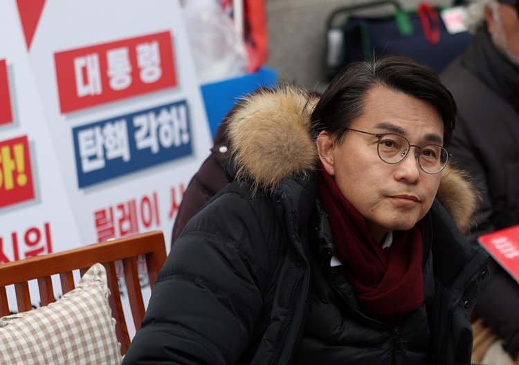 윤석열 전 대통령의 파면이 결정된 탄핵 심판 선고 전인 지난 3월 12일 윤상현 국민의힘 의원이 서울 종로구 헌법재판소 앞에서 '윤석열 대통령 탄핵 각하 촉구 릴레이 시위'를 하고 있는 모습. /뉴시스