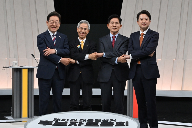 지난 5월 27일 오후 서울 마포구 상암동 MBC 스튜디오에서 열린 중앙선거방송토론위원회 주관 제21대 대통령선거 3차 후보자토론회 시작에 앞서 각 정당 대선후보들이 기념촬영을 하고 있다. 왼쪽부터 이재명 더불어민주당, 권영국 민주노동당, 김문수 국민의힘, 이준석 개혁신당 대선후보. / 뉴시스