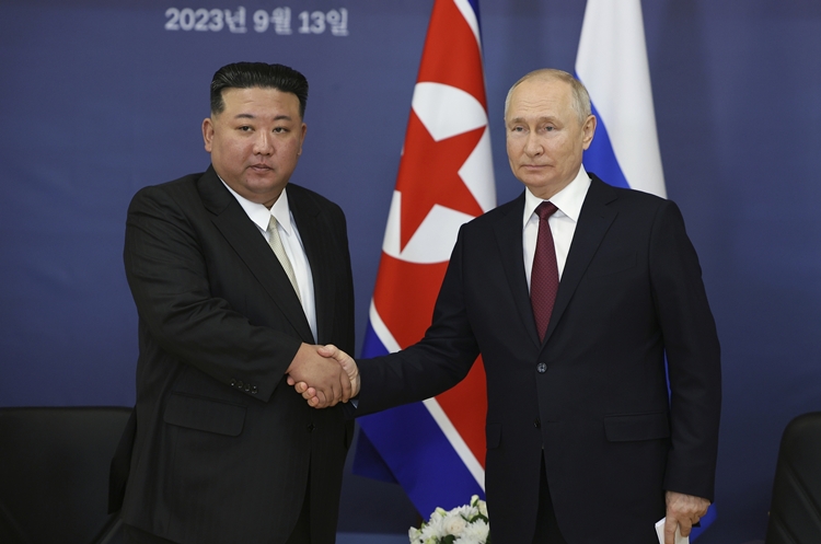 김정은 북한 국무위원장(왼쪽)이 2023년 9월13일 러시아 동부 아무르 지역의 보스토치니 우주기지에서 블라디미르 푸틴 러시아 대통령과 만나 악수하고 있다. /보스토치니 우주기지(러시아)=AP/뉴시스