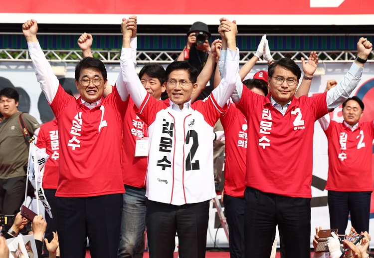 김문수 국민의힘 대선 후보가 지난달 29일 인천 중구 맥아더공원 인근에서 열린 유세에서 윤상현 선대위원장, 배준영 의원과 손을 맞잡고 있다. /뉴시스