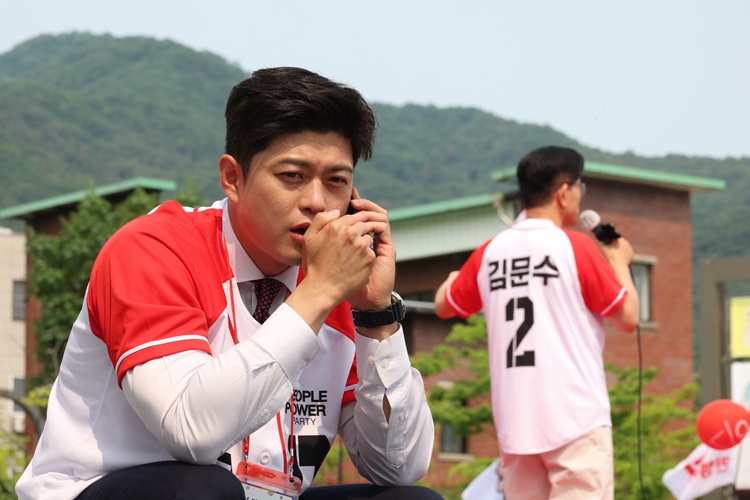 김문수 국민의힘 대선 후보가 지난달 30일 경기 가평 청평시계탑 광장에서 유세를 하고 있는 가운데 김용태 비상대책위원장이 누군가와 통화를 하고 있다. /뉴시스