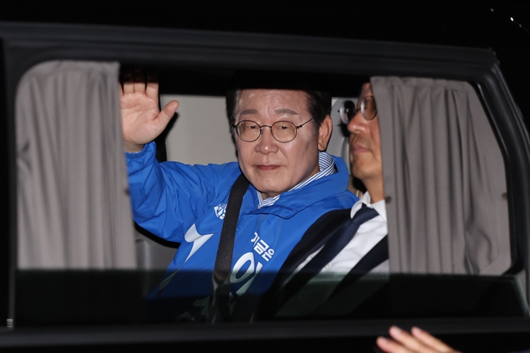 21대 대통령 선거 당일인 3일, 이재명 더불어민주당 대선 후보가 투표 참여를 호소했다. 사진은 이 후보가 지난 2일 오후 서울 영등포구 여의도공원 문화의마당에서 열린 집중유세를 마친 뒤 차를 떠나고 떠나며 시민들을 향해 인사하고 있는 모습. / 뉴시스