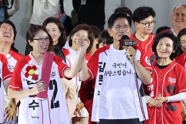 김문수 국민의힘 대선 후보가 공식선거운동 마지막날인 지난 2일 서울 중구 서울시청 광장에서 열린 파이널유세에서 딸을 소개하고 있다. /뉴시스