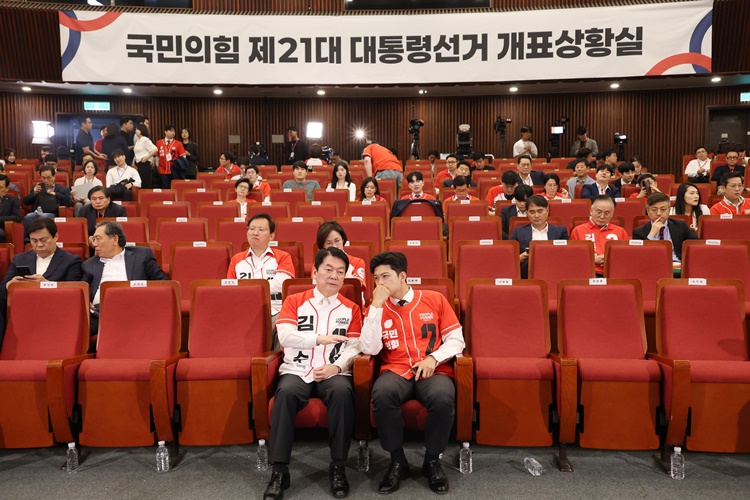 김용태 국민의힘 비상대책위원장과 안철수 공동선거대책위원장이 3일 오후 서울 여의도 국회 도서관에 마련된 제21대 대통령선거 개표상황실에서 출구조사 결과를 지켜보며 대화하고 있다. /뉴시스