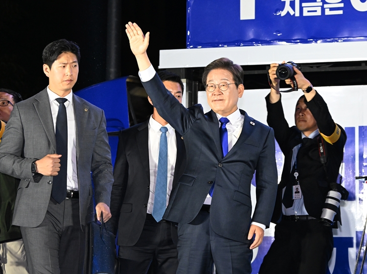 이재명 대통령이 4일 오전 서울 여의도 국회 앞에서 열린 국민 개표방송 행사에서 시민들에게 인사하고 있다. (공동취재) / 뉴시스