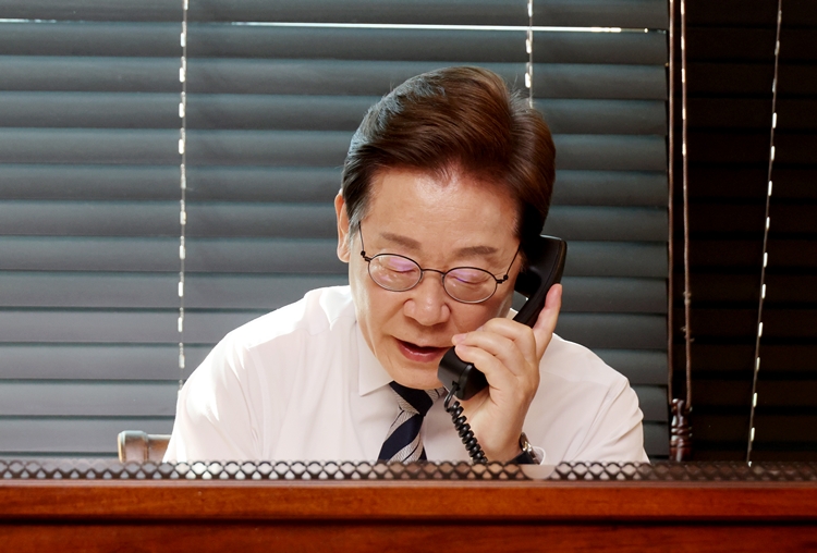 이재명 대통령이 4일 인천 계양구 사저에서 김명수 합동참모본부 의장과 통화하며 군 통수권 이양 보고를 받고 있다. (대통령실통신사진기자단) / 뉴시스