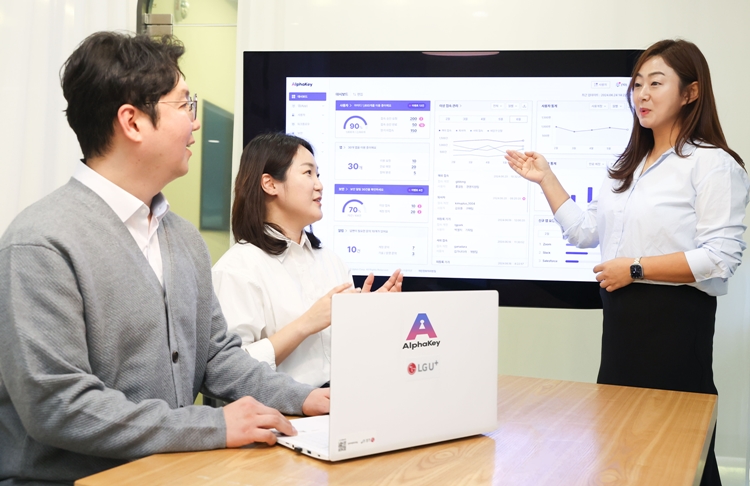 LG유플러스는 비즈니스캔버스의 고객관리 솔루션 ‘리캐치(Re:catch)’에 자사의 양자내성암호(PQC) 기반 인증 솔루션 ‘알파키’를 공급했다고 4일 밝혔다. / LG유플러스