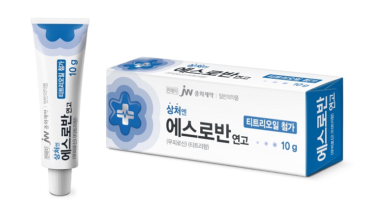 JW중외제약이 피부 진정 성분인 티트리오일을 더한 외용 항생제 ‘에스로반 연고’ 신제품을 출시했다. / JW중외제약