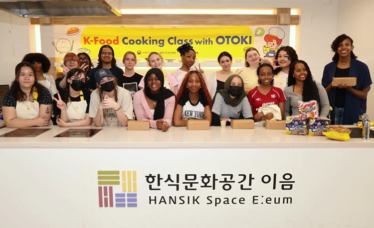 오뚜기가 한식진흥원과 협업해 외국인 대상 K-Food 쿠킹 클래스를 진행했습니다. / 오뚜기